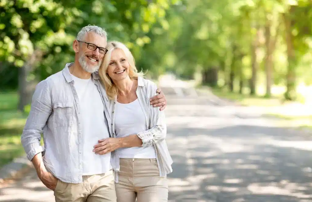 Senior profitant d'un moment en famille